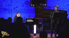 Il Mago Casanova tra pianoforte, candele e tavolini magici: il video del Family Concert