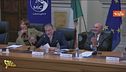 "Respiri piano per non far rumore…": Il ministro Giuli annuncia cantando Alba capitale dell'arte 2027