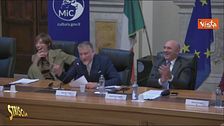 "Respiri piano per non far rumore…": Il ministro Giuli annuncia cantando Alba capitale dell'arte 2027
