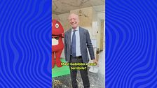 Il ministro Adolfo Urso è terrorizzato dal Gabibbo