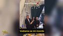 Davide Lacerenza festeggia il compleanno sui social: sciabolate con champagne e carte di credito in bella vista
