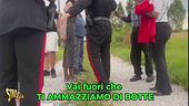Anticipazione - Brutale aggressione a Rajae e alla sua troupe: pietre, calci e pugni in faccia