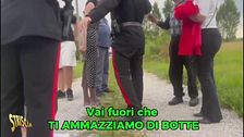 Anticipazione - Brutale aggressione a Rajae e alla sua troupe: pietre, calci e pugni in faccia