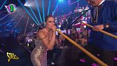 Michelle Hunziker all'Eurovision e lo strumento musicale svizzero di cui non capisce un "corno"