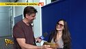 Anticipazione - Valerio Staffelli consegna alla conduttrice dell'Isola dei Famosi Veronica Gentili solo la base su cui normalmente poggia il Tapiro d'oro