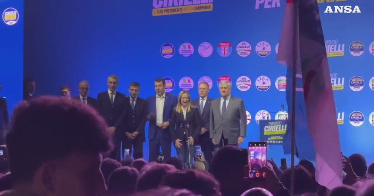 Striscia la notizia: Meloni canta e saltella sul palco: «Chi non salta ...