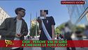Cosa fai se vedi una donna importunata insistentemente da un uomo che vuole fotografarla?
