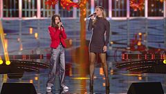 Anna Tatangelo e Marianna Alé in "Hold my hand"