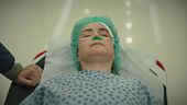 Hatice viene portata in ospedale