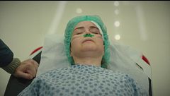 Hatice viene portata in ospedale