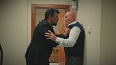 Akif è sulle tracce della persona che lo sta ricattando