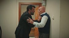 Akif è sulle tracce della persona che lo sta ricattando