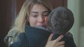 Ceyda riabbraccia suo figlio