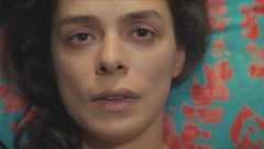 Bahar si confida con Ceyda e Yeliz