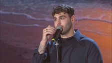 Alberto Urso canta un medley dei suoi successi
