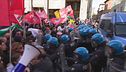 "Una piazza per l'Europa", scontri tra antagonisti e la polizia a Bologna