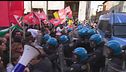"Una piazza per l'Europa", scontri tra antagonisti e la polizia a Bologna