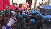 "Una piazza per l'Europa", scontri tra antagonisti e la polizia a Bologna