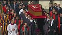 Aspersa e incensata, la salma del Papa è a terra a San Pietro