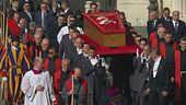 Aspersa e incensata, la salma del Papa è a terra a San Pietro