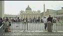 A migliaia in coda per il Papa, sabato corteo funebre a passo d'uomo