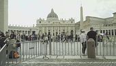 A migliaia in coda per il Papa, sabato corteo funebre a passo d'uomo