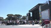 "Taharrush gamea" al concertone, ragazza circondata dal branco