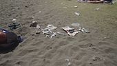 Napoli, nessuno dal primo maggio ha ripulito la spiaggia dai rifiuti