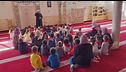 L'ultima frontiera delle gite scolastiche, tutti a pregare in moschea