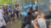Torino, al salone del libro scontri tra attivisti pro Palestina e la polizia
