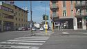 Vede la polizia, scappa e si schianta con il suo scooter