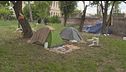 Roma, bivacchi, rifiuti e scippi al parco all'ombra del Colosseo