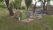 Roma, bivacchi, rifiuti e scippi al parco all'ombra del Colosseo