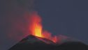 L'Etna in eruzione, il crollo del cratere, lava e fumo