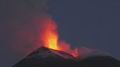 L'Etna in eruzione, il crollo del cratere, lava e fumo