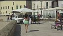I turisti cafoni a Gallipoli, in bikini e tacchi a spillo tra le bancarelle