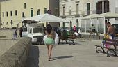 I turisti cafoni a Gallipoli, in bikini e tacchi a spillo tra le bancarelle