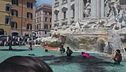 Ieri la Barcaccia e oggi la Fontana di Trevi , imbrattare si può