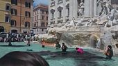 Ieri la Barcaccia e oggi la Fontana di Trevi , imbrattare si può