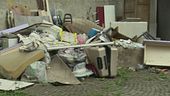 Monza, non riesce ad aprire il box perché circondato di rifiuti