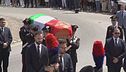 La bara nel Tricolore, il picchetto d'onore, l'abbraccio di Mattarella