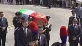 La bara nel Tricolore, il picchetto d'onore, l'abbraccio di Mattarella
