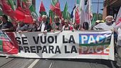Corteo contro il riarmo, la sinistra va in piazza in ordine sparso
