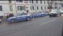 Lancio di bottiglie piene di conserve sui poliziotti di una volante