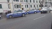 Lancio di bottiglie piene di conserve sui poliziotti di una volante
