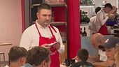 Avevano prenotato da "PizzaAut" per 50, poi non si erano visti