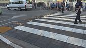 Aspettava la figlia fuori dalla scuola, multato sulle strisce pedonali
