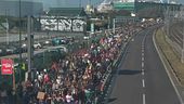 Città paralizzata, piazze occupate, scuole chiuse, treni e trasporti fermi