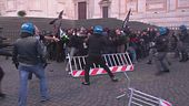 Fiamme, scontri e feriti, la guerriglia al corteo pro Pal di Roma