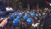 In piazza nonostante i divieti. ancora scontri tra i pro Pal e polizia